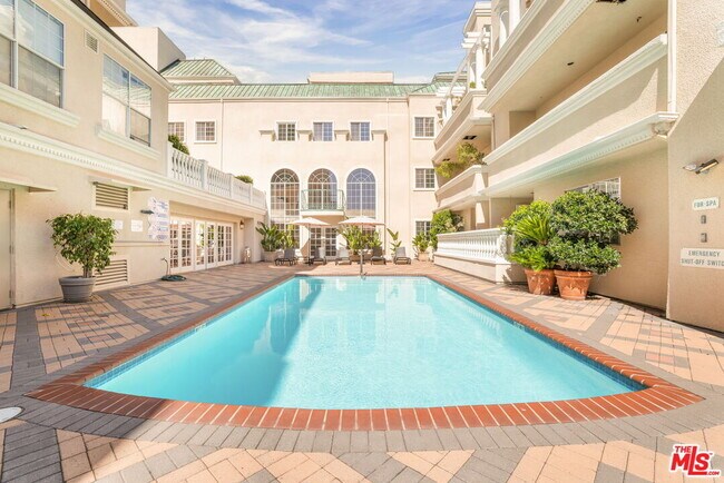 Building Photo - 930 N Doheny Dr