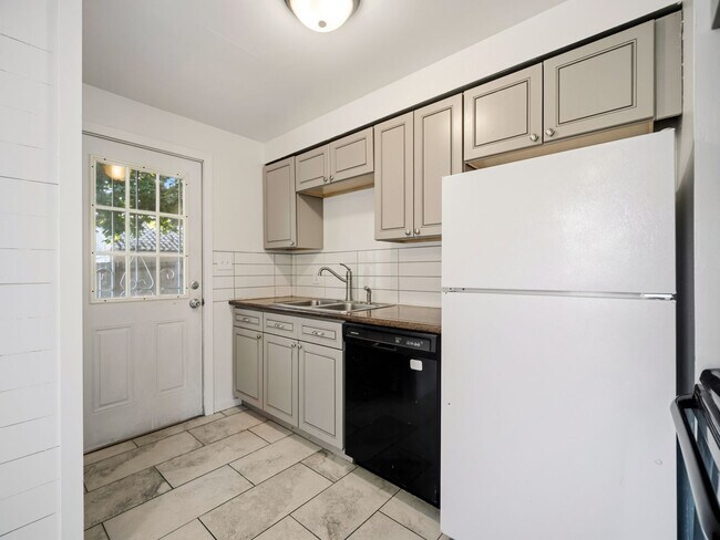 Building Photo - 6011 N Braeburn Dr