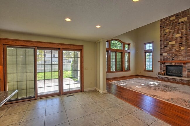 Building Photo - Forsyth Home!  4 Beds 3.5 Baths with Finis...
