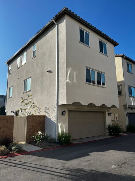 Building Photo - 27717 Stonehurst Ln