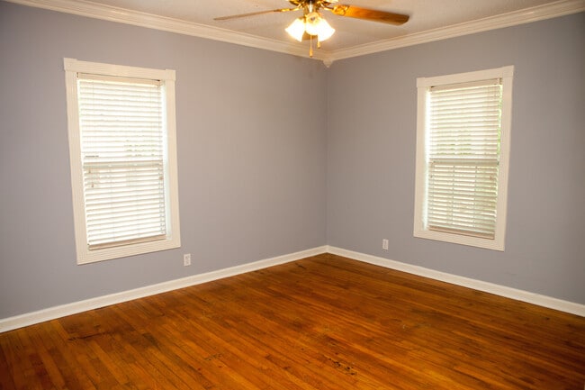 Building Photo - Charming 2-Bedroom Home with Spacious Back...