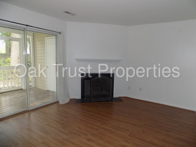 Building Photo - Lakeside James Island Townhouse
