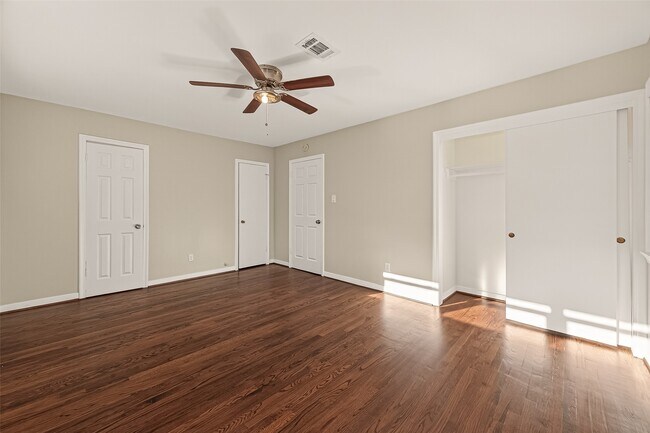 Building Photo - 5211 Hummingbird St