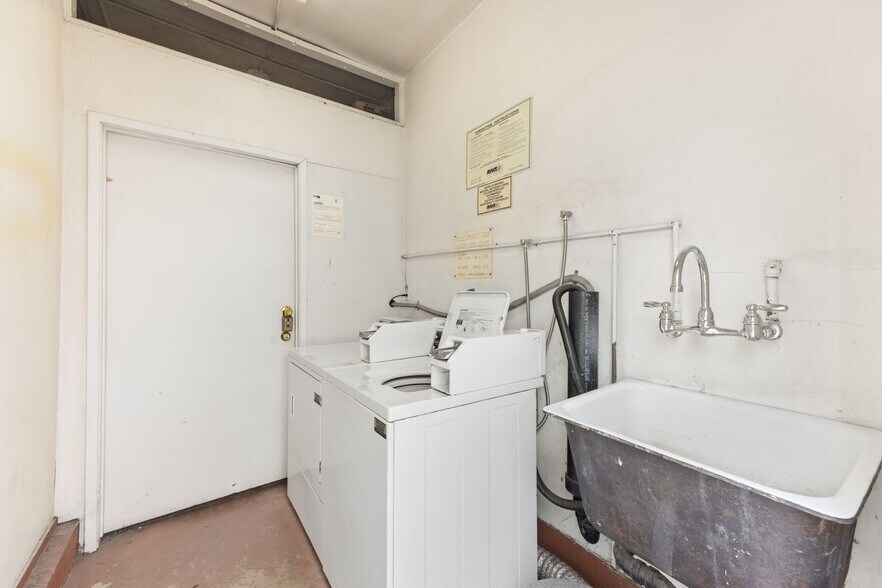 Building Photo - 4345 Ventura Canyon Ave