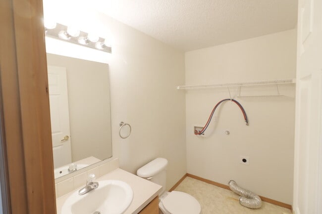 Building Photo - 3 Bedroom 2.5 Bathroom  Townhome