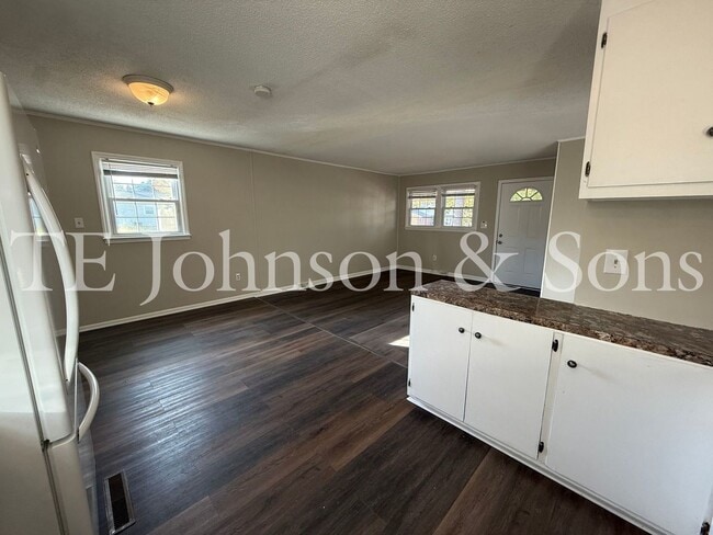 Building Photo - Cozy 3 Bedroom Home with Modern Touches in...