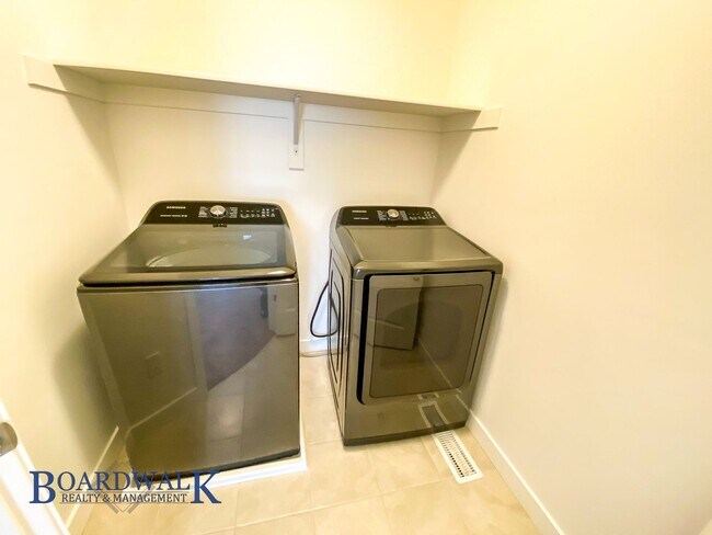 Building Photo - Beautiful 4 bedroom Townhome in West Valley!