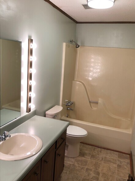 Building Photo - 2040 Pineview Dr