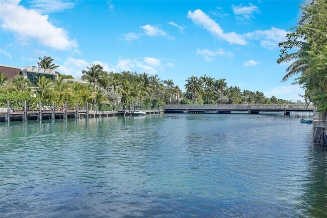 Building Photo - 9500 W Bay Harbor Dr