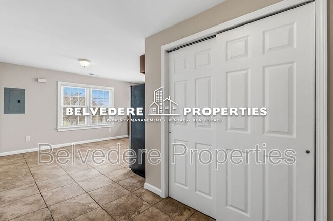 Building Photo - 611 W Green Dr