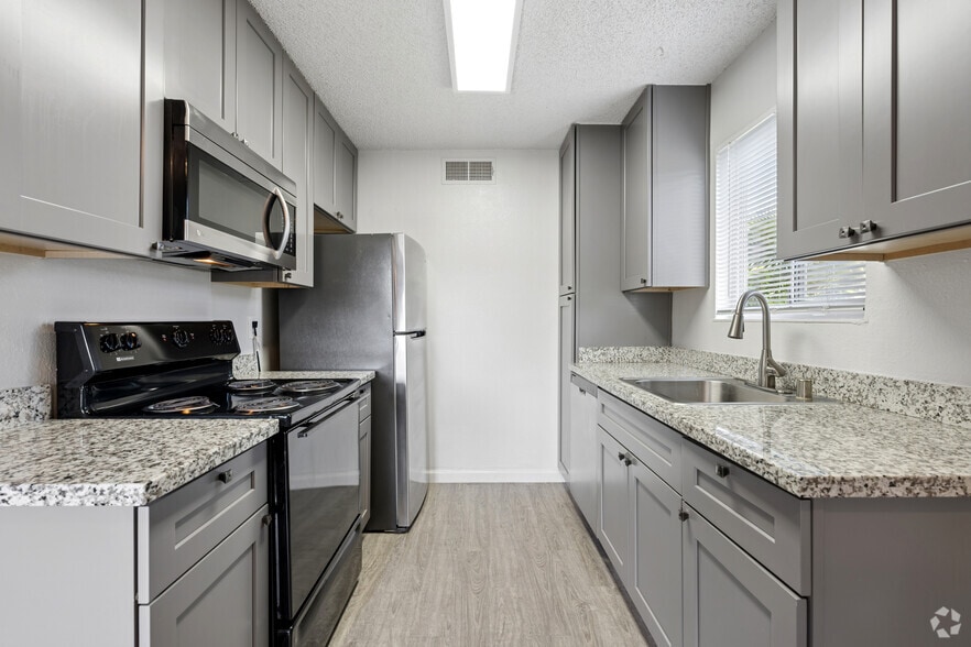 2BR, 1BA - 875SF - - Sunrise Center Apartments