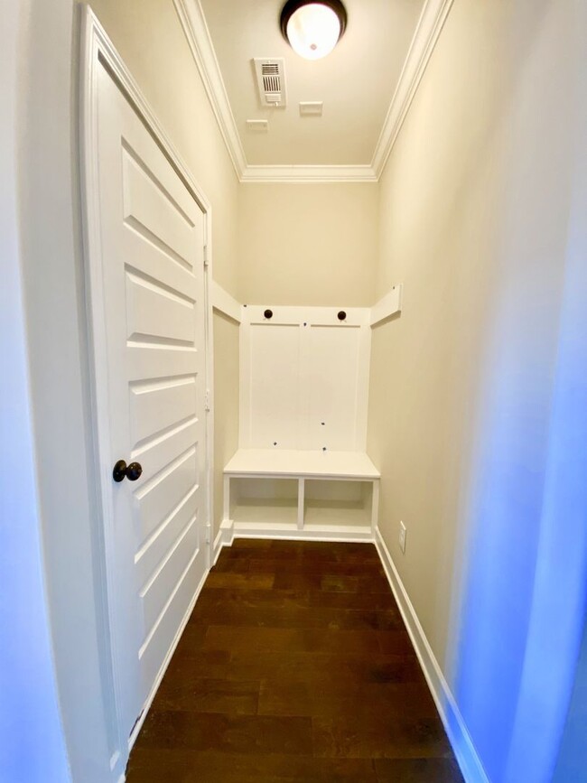 Building Photo - Townhome with 3 Bed/2.5 Bath w 1 Car Garag...