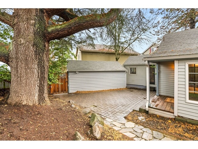 Building Photo - 2510 SW Hume Ct