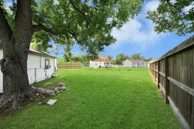 Building Photo - 7003 Darien St