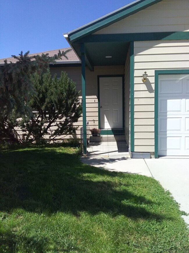 Primary Photo - Great Newly Remodeled 3 bedroom 1 bath no ...