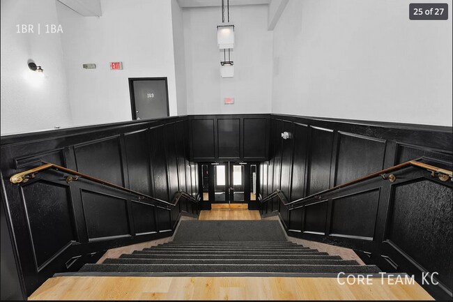 Building Photo - 320 W 7th St