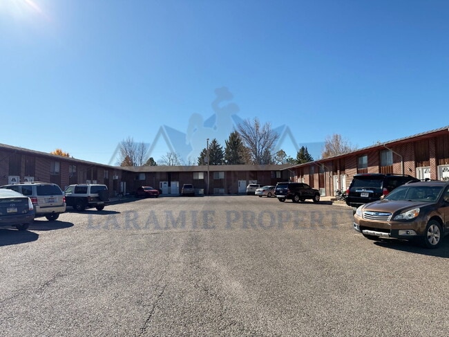 Building Photo - 2 Bed 1 Bath Townhouse Style Apartment