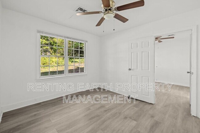 Building Photo - 2537 3rd St NE