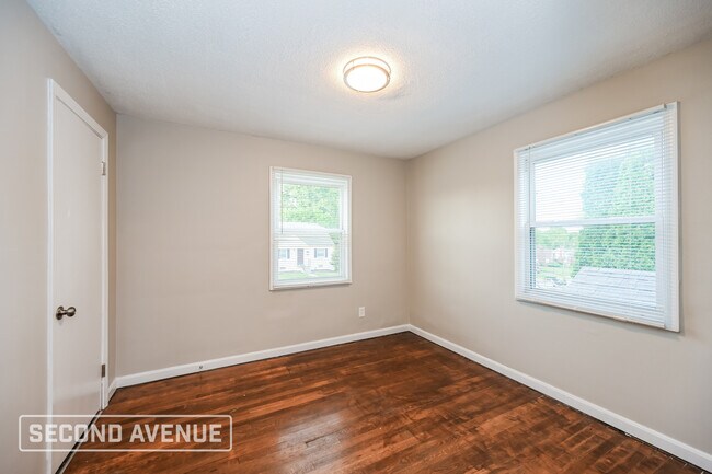 Building Photo - 5589 Raceview Ave