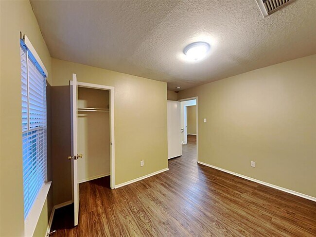 Building Photo - 6114 Elton Knolls St