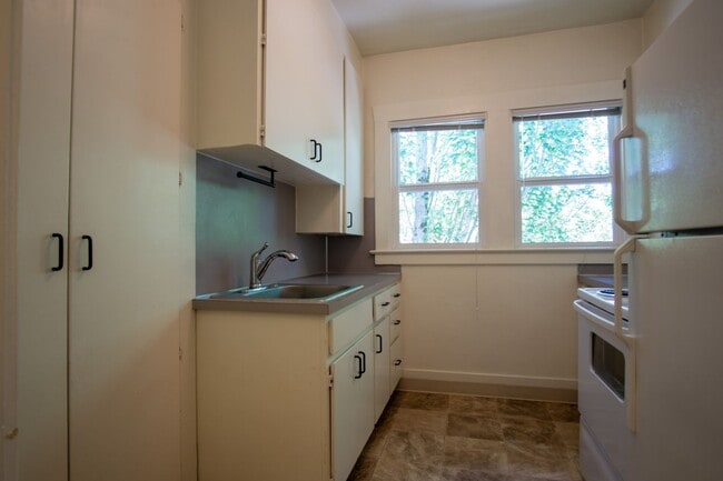 Building Photo - Lease this Beautiful Sullivan's Gulch Vintage 2-Bed w/Sunroom!