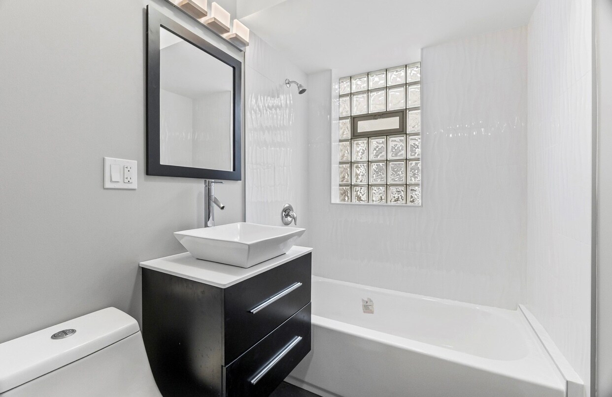 Building Photo - 2553 W Summerdale Ave