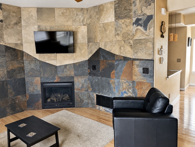 Building Photo - Updated Townhome Close to Garden of the Gods!