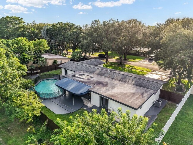 Building Photo - 740 Beachwood Ln