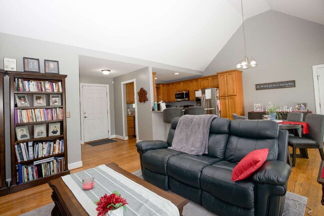 Building Photo - Charming 3 BR/2BA Ranch with fully fenced ...