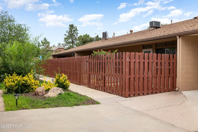 Building Photo - 340 Country Club Cir