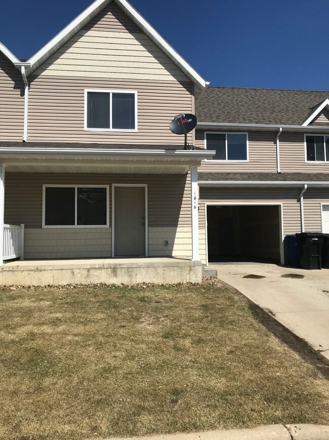 Building Photo - Dickinson Townhomes