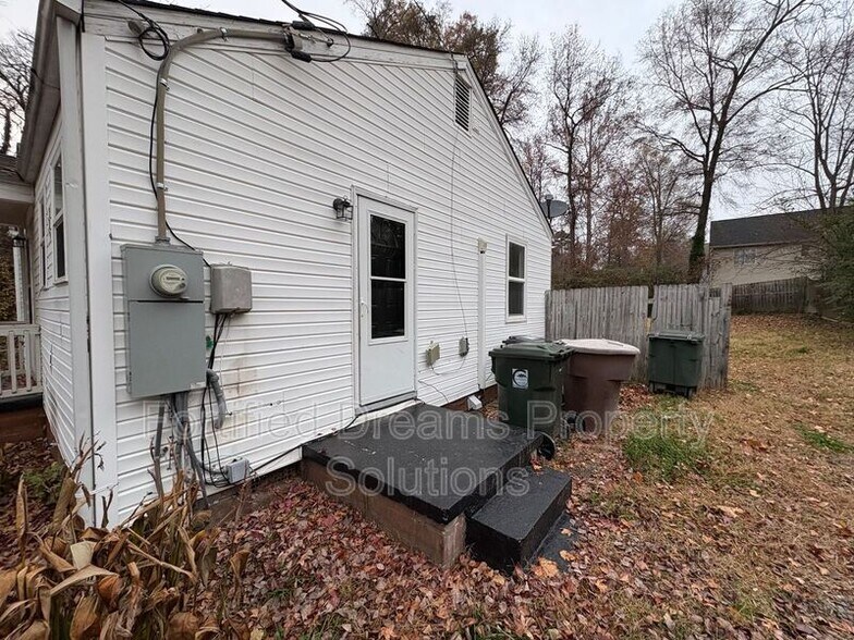 Building Photo - 1702 J Ave