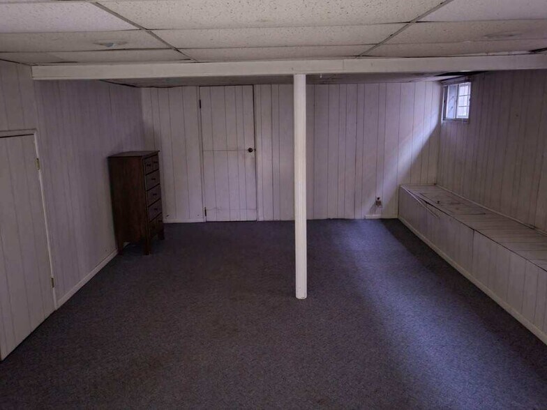 Building Photo - 128 E Maple St