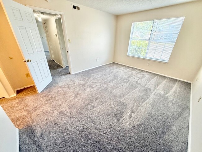 Building Photo - HURRY!!!***2 BED Condo/Downstairs unit/ W,S&T INCLUDED!!