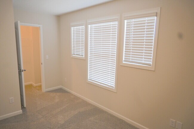 Building Photo - 692 Manitou Cir