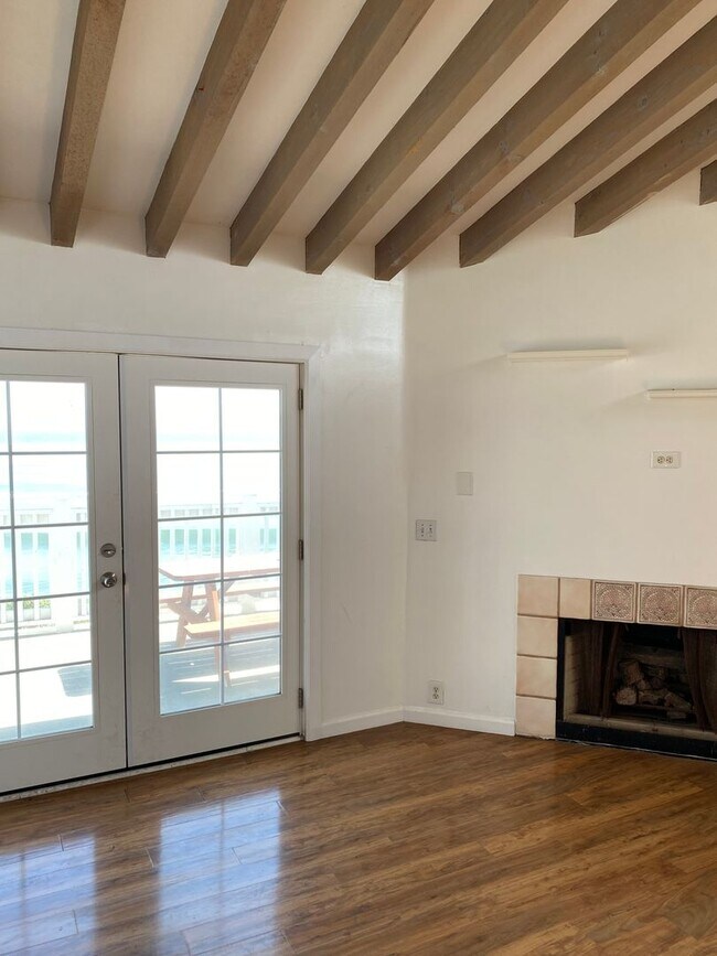 Building Photo - 6557 Del Playa Dr