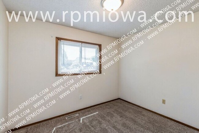 Building Photo - 631 Crystal St