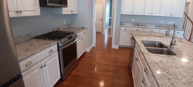 Building Photo - Heron's Landing 4 BD/ 3BTH Available May 14th