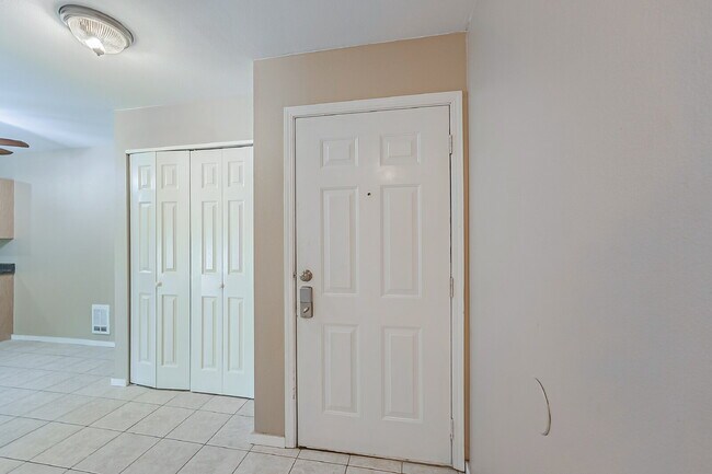 Building Photo - Fantastic location! 2 Bedrooms, 2 Bathroom...