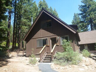 Building Photo - Quaint 3 Bedroom Cottage!