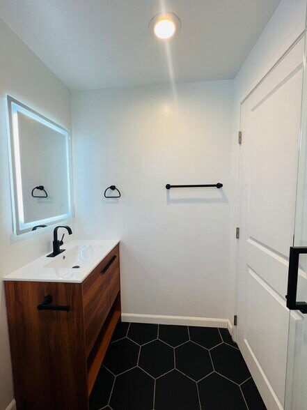 Building Photo - 1553 W 106th St