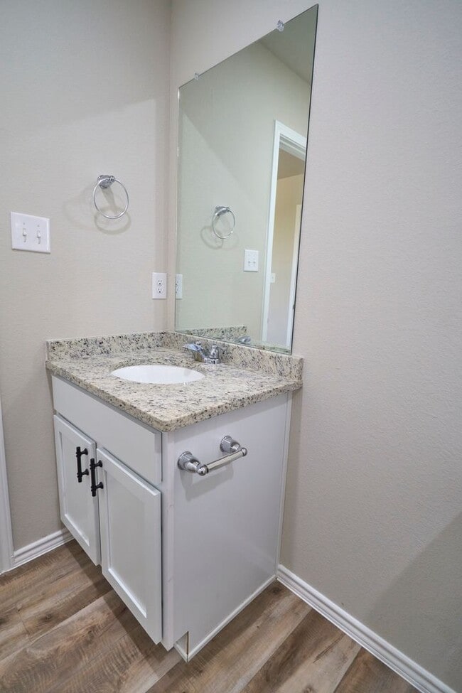 Building Photo - Hunters Ranch Beauty! 3 Bedroom 2 1/2 Bath Townhome