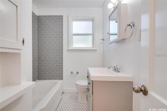 Building Photo - 1028 NE 7th Ave