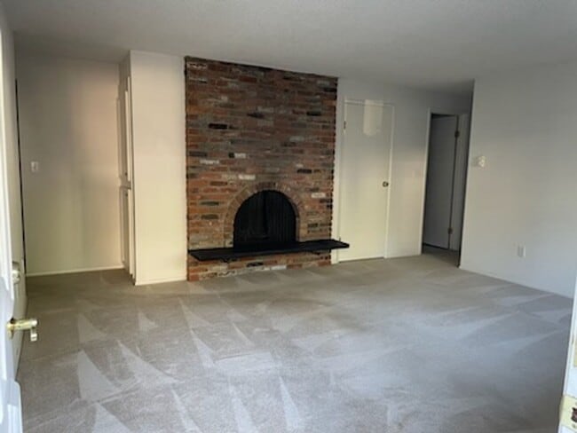 Building Photo - University Place Ground Floor Apartment Ho...