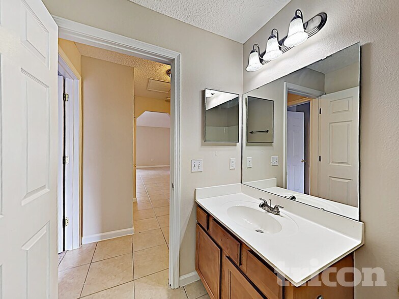 Building Photo - 5555 Village Pond Cir