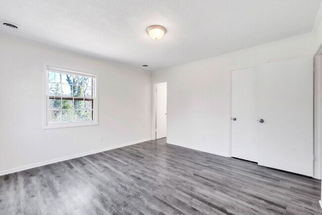 Building Photo - Spacious 4BR, 2BA Tri-Level Home with versatility and flexibility.  $1675 /mo rent***