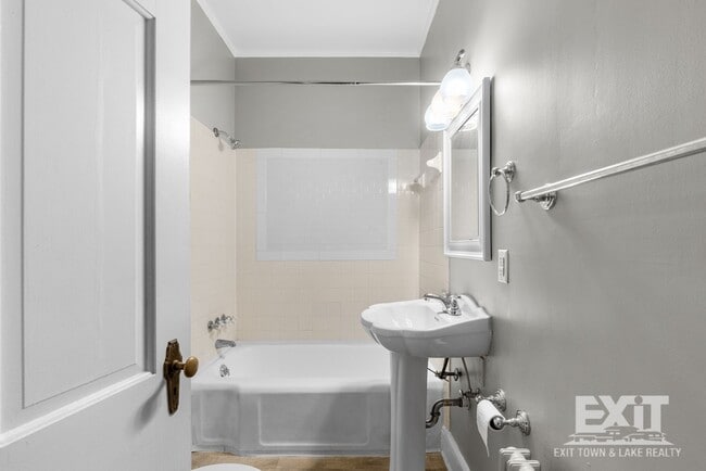 Building Photo - 3 Bedroom 1 Bathroom Home