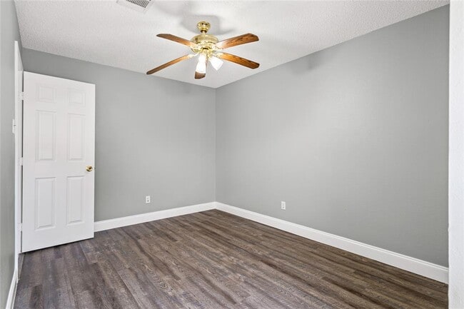 Building Photo - 16207 Parkway Dr