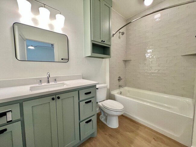 Building Photo - 216 E Hurd St