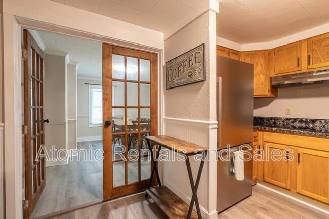 Building Photo - 703 W 2nd Ave